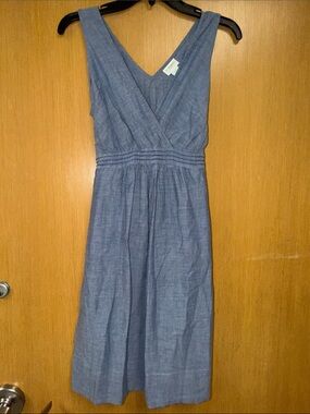 Motherhood Maternity M sleeveless chambray cotton surplice Vneck tie back waist